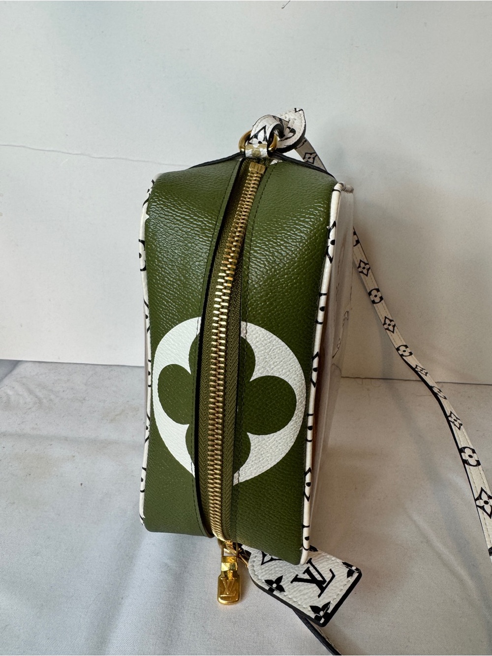Louis Vuitton Olive Green and White Clear Crossbody Beach Pouch with Monogram - Picture 6 of 10